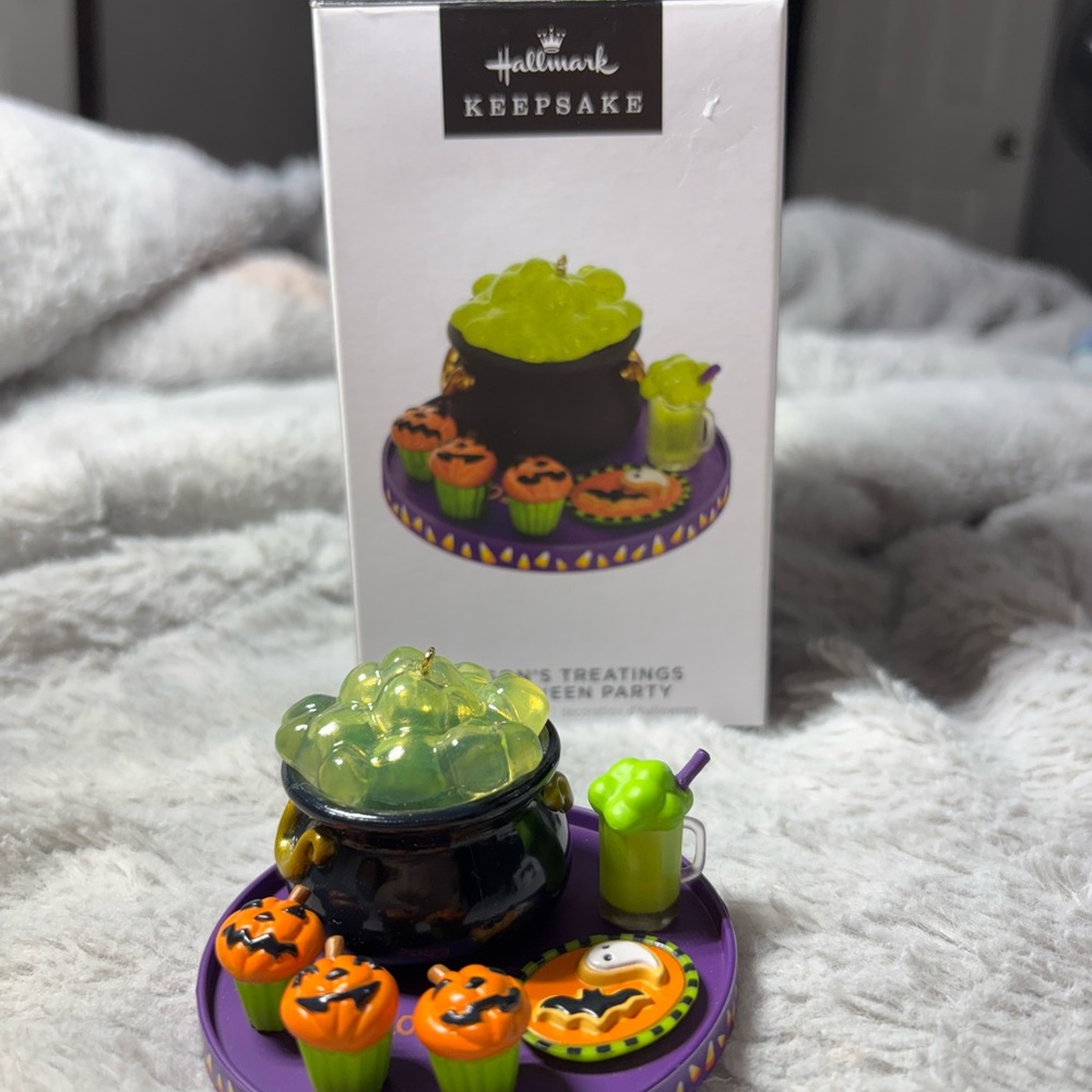Hallmark Keepsake Halloween Decoration Set - Black and Green